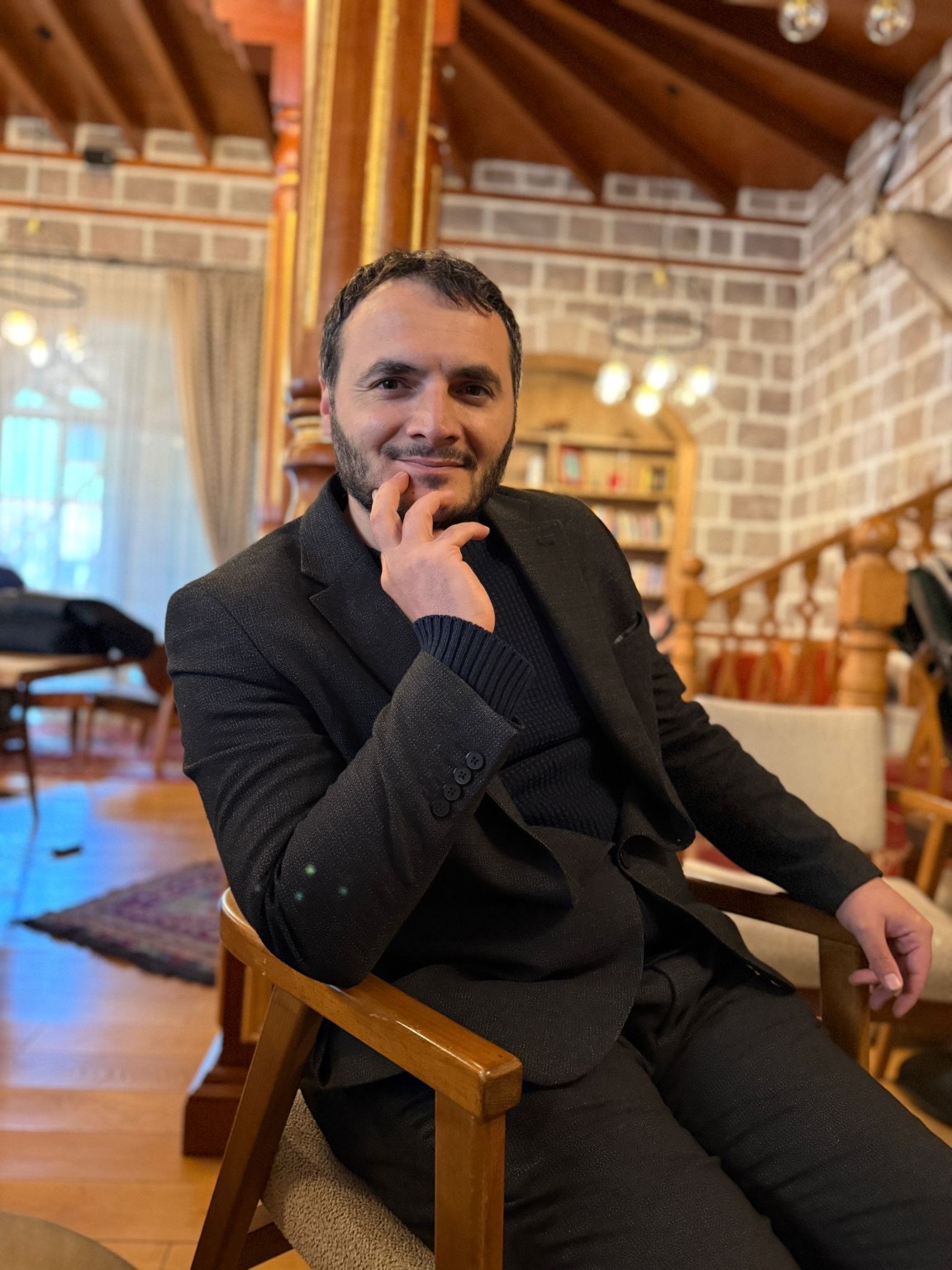 Dr. Muhammed Ersin TOY’un otururken çekilmiş renkli portresi